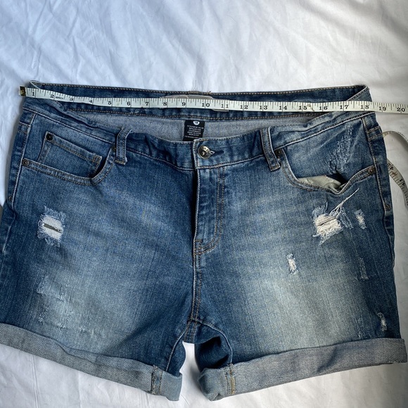 Refuge Distressed Denim Jean Short - Picture 3 of 6